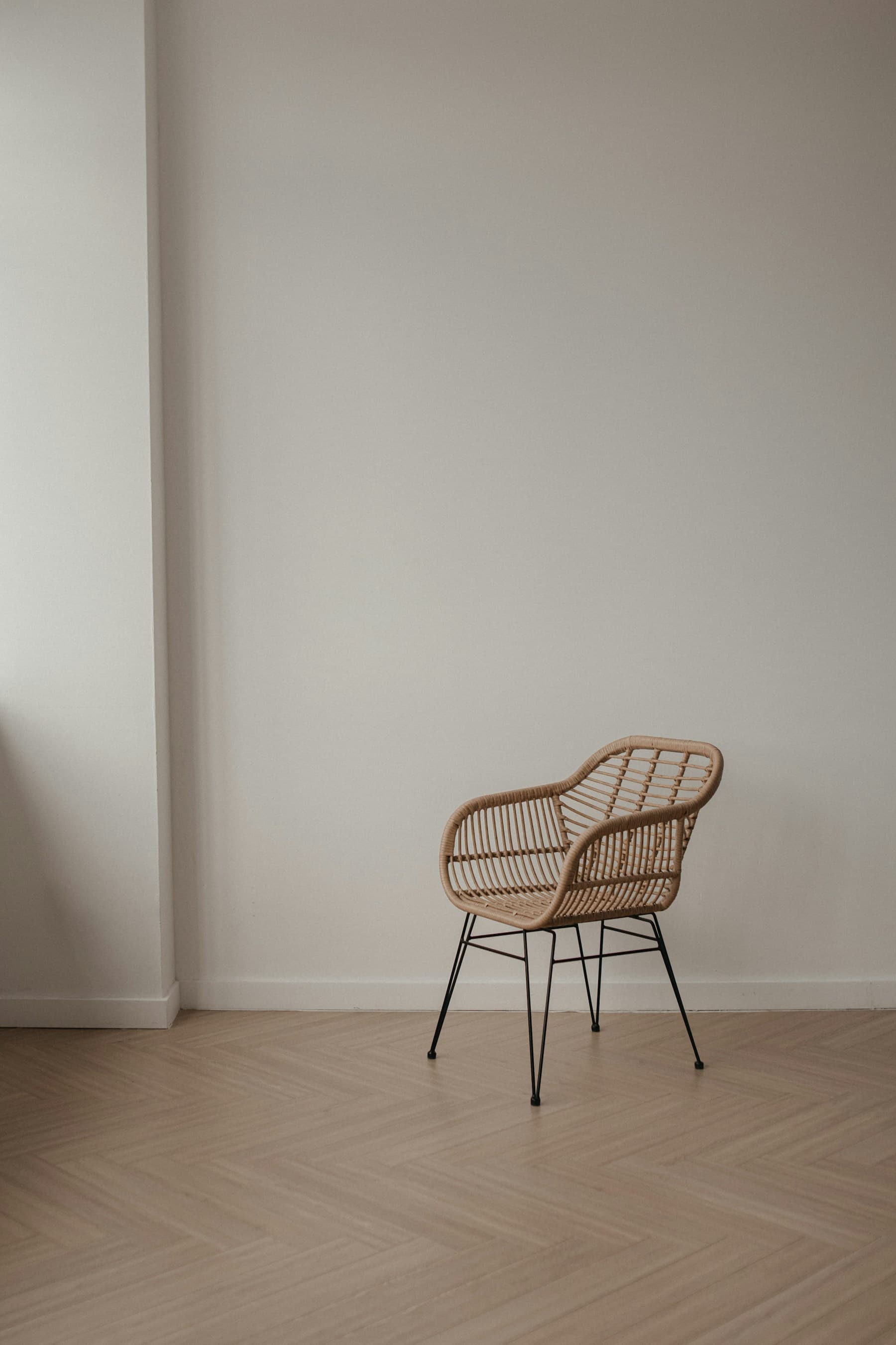 A calm interior with warm materials, sculptural furniture and natural light